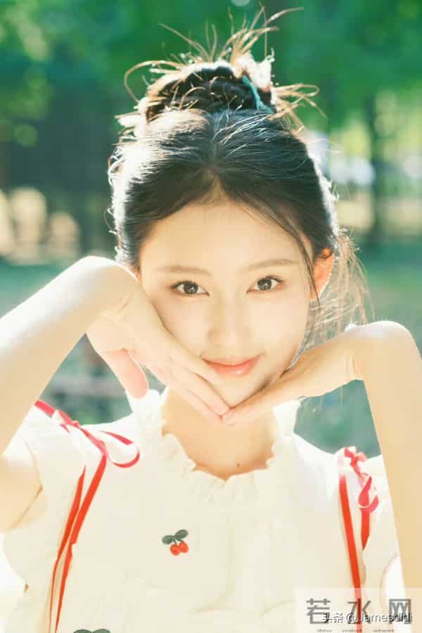 美人胚子 张婉儿 且自带仙气的 妈生脸 精致五官如小巧琼鼻 标志性梨涡