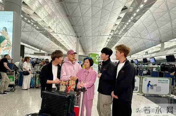 汪明荃罗家英现身机场,夫妻俩身穿粉色情侣装,好恩爱。