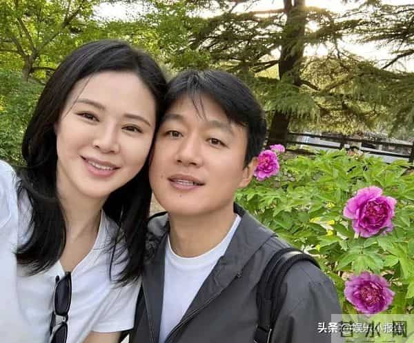 佟大为近况:生活低调,46岁头发稀疏显老气,老婆年轻很会保养
