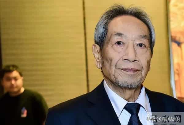 79岁王奎荣弯腰驼背, 小37岁娇妻罕见露脸, 一个动作暴露两人的感情