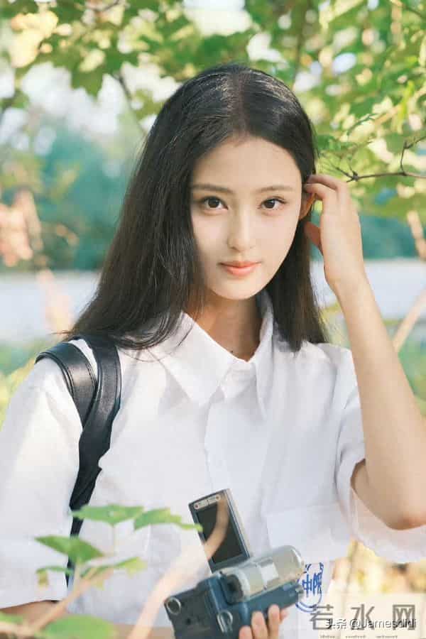 美人胚子 张婉儿 且自带仙气的 妈生脸 精致五官如小巧琼鼻 标志性梨涡