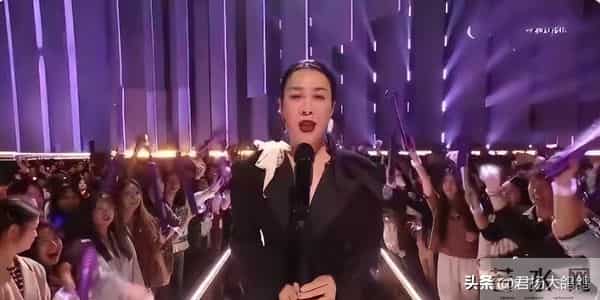 被爆家丑两个月后，58岁那英仅凭两个举动，实现口碑逆转