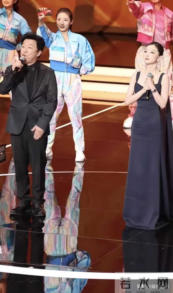 今晚的周冬雨太美了，大光明配蓝色拖尾吊带裙 端庄典雅 自信又迷人