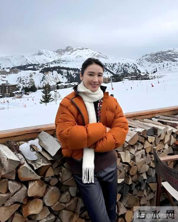 黎姿在国外度假带火了秋冬新穿搭：短款羽绒服+皮裤，时髦又减龄