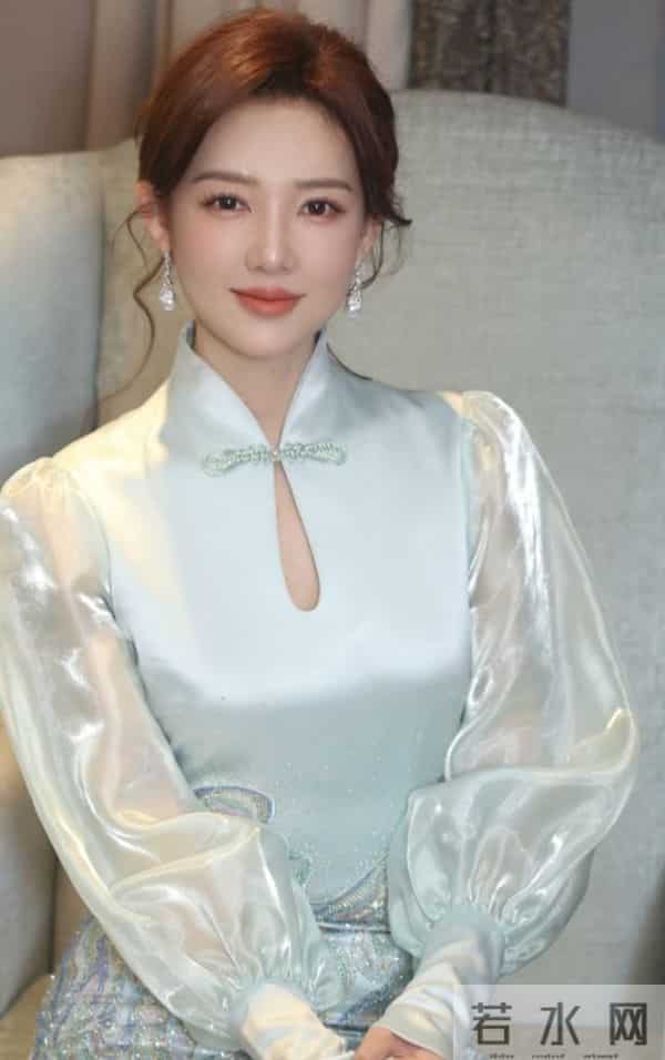 郭玮一袭新中式穿搭，波浪编发搭配浅绿旗袍尽显典雅国风