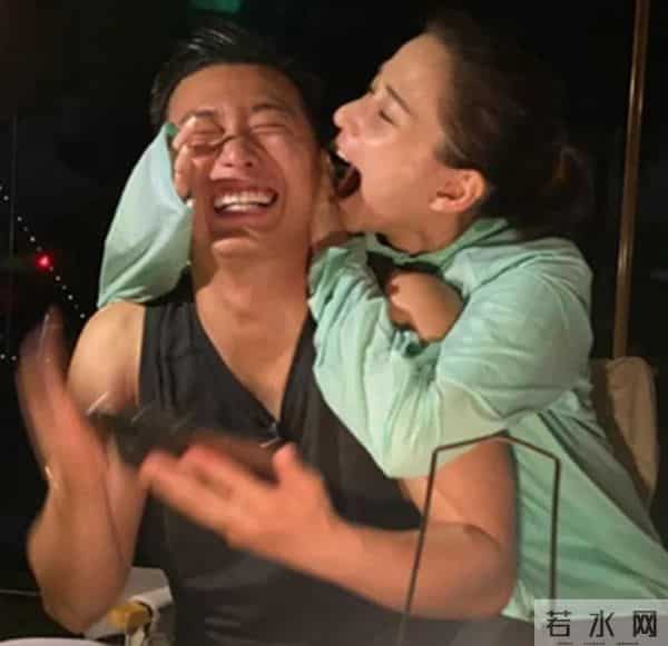 何超莲澳大利亚偶遇，穿紧身裤臀扁又塌，窦骁紧盯娇妻难掩好心情