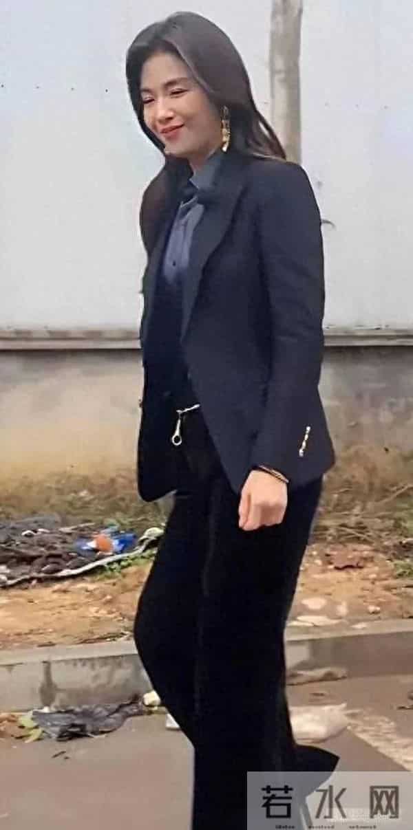 47岁刘涛被路人偶遇，真实的状态曝光，没有大家说的那么漂亮