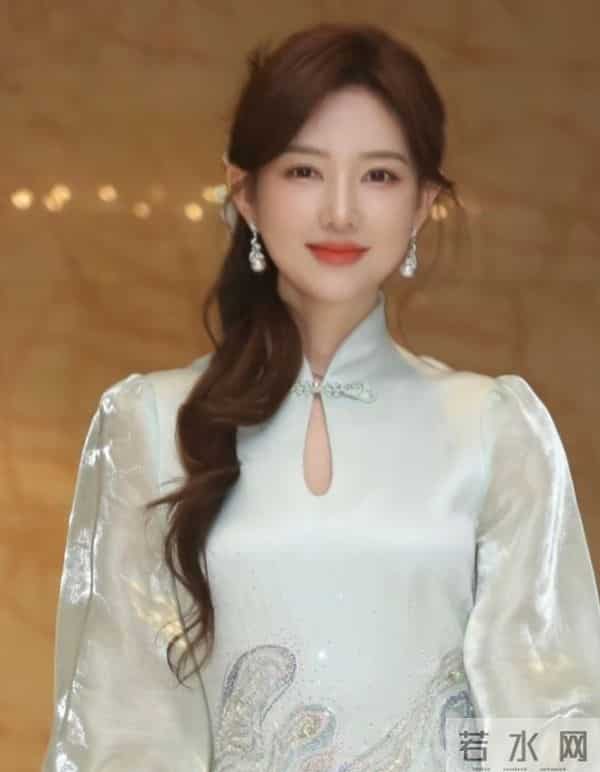 郭玮一袭新中式穿搭，波浪编发搭配浅绿旗袍尽显典雅国风