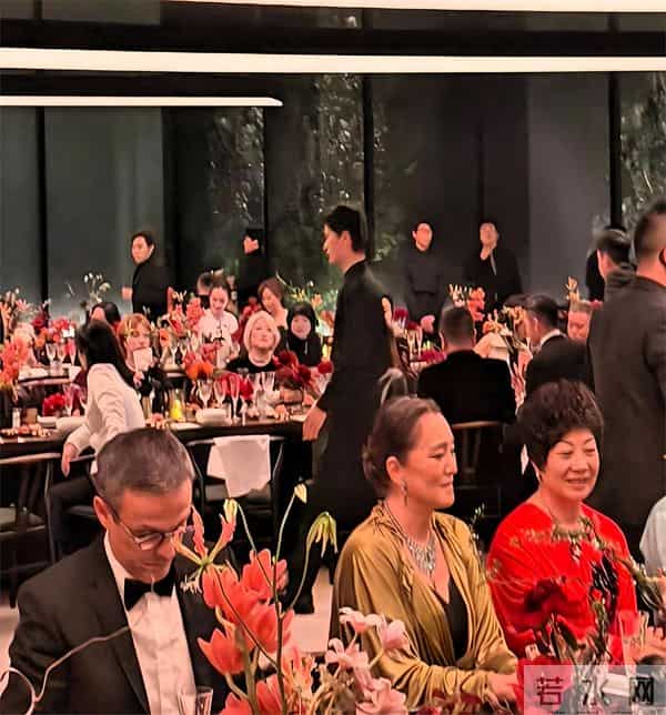 巩俐一头银发现身晚宴！从容老去拒绝修饰，真实状态最美！