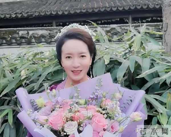 她是实力派演员,父亲截肢母亲瘫痪双双离世,丈夫是她的力量