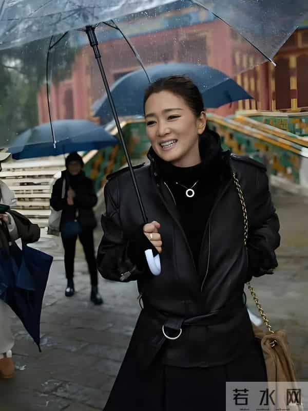 59岁巩俐回国出席活动,看了她的生图,才知道77岁法国老公没说谎