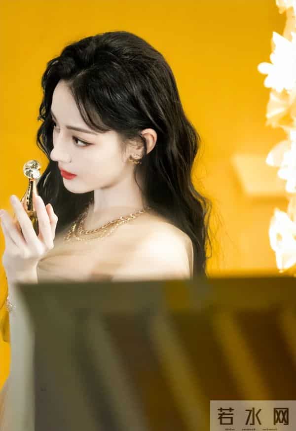 钱再多有什么用？33岁迪丽热巴的现状，给所有年轻女性提了个醒