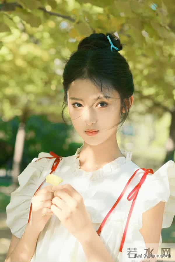 美人胚子 张婉儿 且自带仙气的 妈生脸 精致五官如小巧琼鼻 标志性梨涡