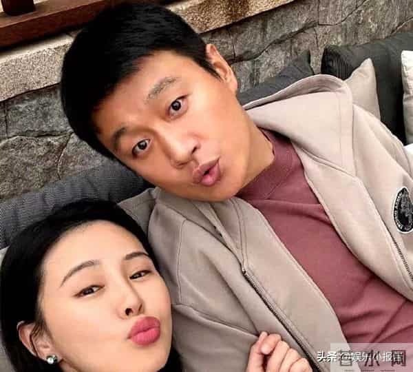 佟大为近况:生活低调,46岁头发稀疏显老气,老婆年轻很会保养