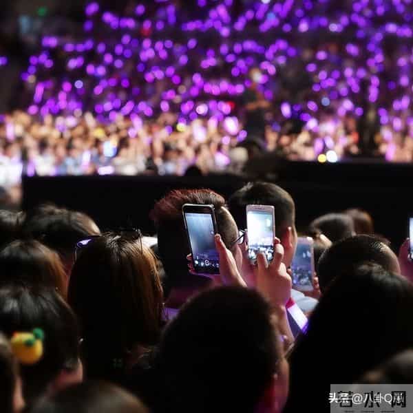 贪污上亿、假慈善？被实名举报的韩红，为何在演唱会上忍不住痛哭