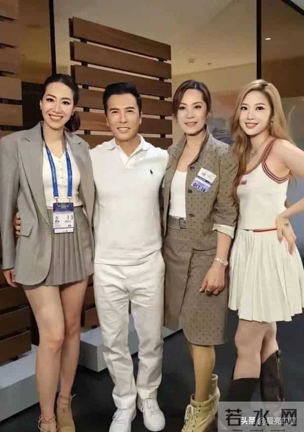 甄子丹和妻子岳母的同框，太温馨了，感觉岳母更漂亮些