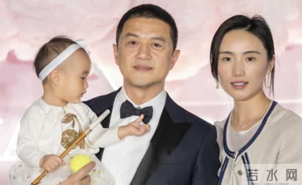 海哈金喜离婚后晒女儿！3岁夏夏哄妈妈开心，新家一地玩具显拥挤