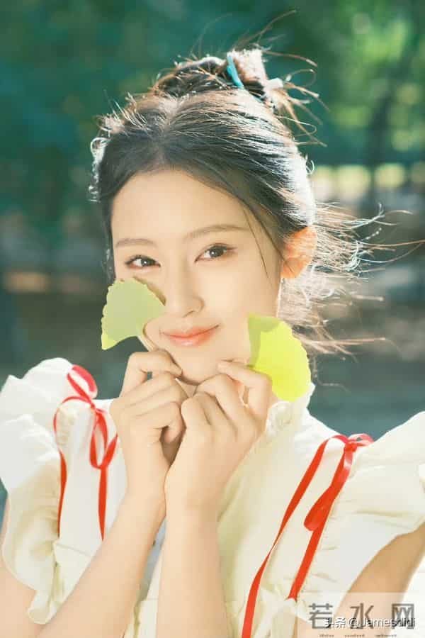 美人胚子 张婉儿 且自带仙气的 妈生脸 精致五官如小巧琼鼻 标志性梨涡