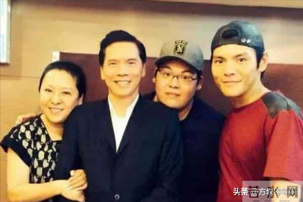 向佑彻底没救了！现身酒吧胖又颓，烟酒不离手 女伴肥腻不如郭碧婷