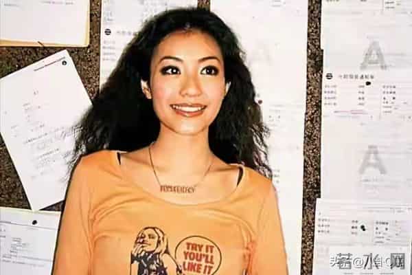 她宁愿单身也不接受谢霆锋,转身嫁豪门生4娃,如今46岁幸福美满