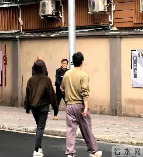 赵丽颖和冯绍峰一起送儿子上学，两个人步伐一致，看上去关系很好