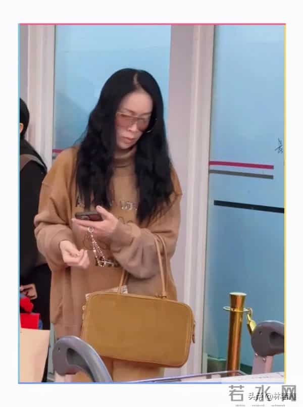57岁那英，现身长沙机场被偶遇，一身休闲装扮，松弛感十足！
