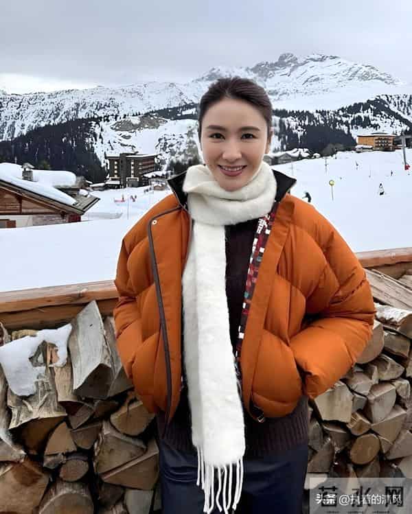 黎姿在国外度假带火了秋冬新穿搭：短款羽绒服+皮裤，时髦又减龄