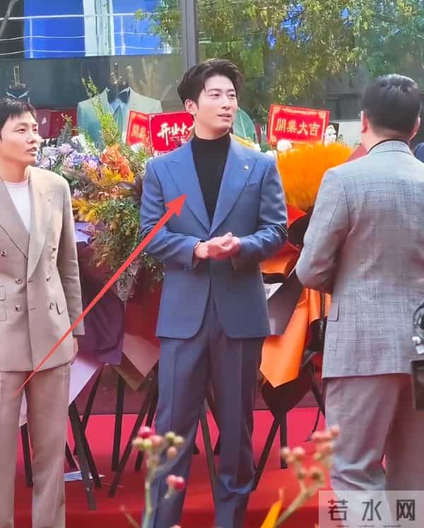 何超莲澳大利亚偶遇，穿紧身裤臀扁又塌，窦骁紧盯娇妻难掩好心情