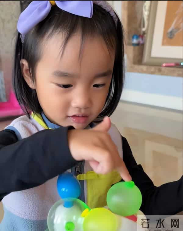 海哈金喜离婚后晒女儿！3岁夏夏哄妈妈开心，新家一地玩具显拥挤