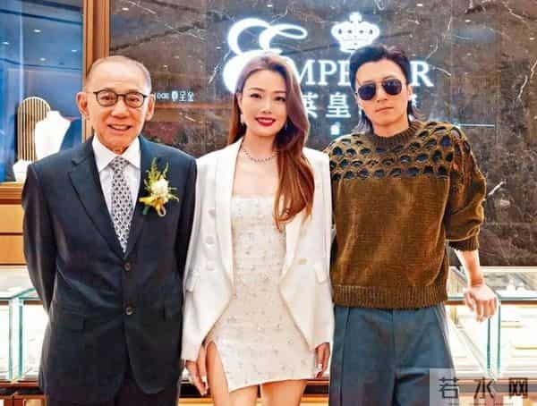 工作长达32年,霍汶希曝英皇艺人不跳槽原因:留人不是靠合同,像“一家人”,公司不靠艺人佣金赚钱;英皇国际此前被曝欠百亿巨债