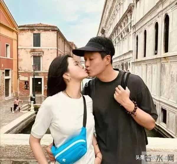 佟大为近况:生活低调,46岁头发稀疏显老气,老婆年轻很会保养