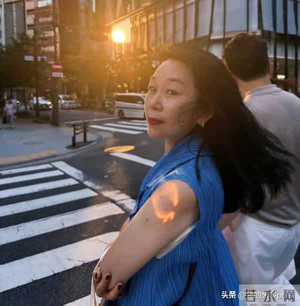 张馨予陪妈妈喝下午茶，何捷岳母戴3万项链很优雅，一家子高颜值