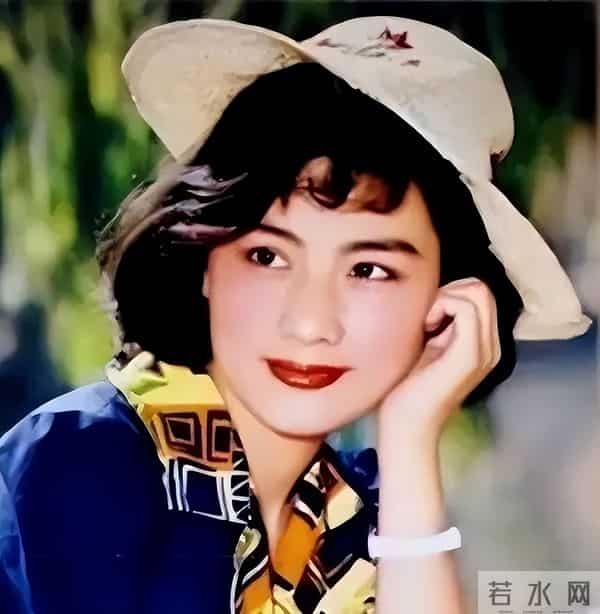 她一嫁演员祝延平,再嫁杜淳老爸杜志国,如今却与儿子相依为命