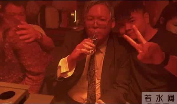 向佑高调亮相南昌酒吧,搂着女友烟酒不离手!向太的评价太准确了