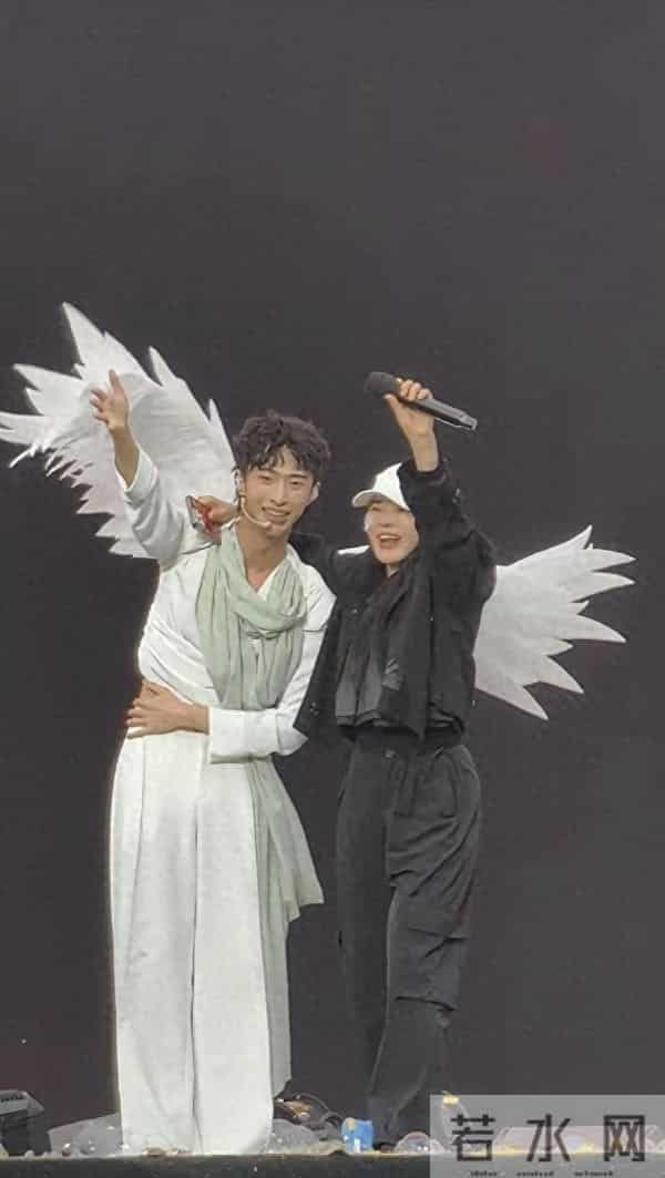 伊能静露馅了 助阵儿子恩利音乐节,又矮又胖还老,脸部臃肿没法看