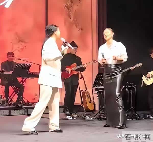 被爆家丑两个月后，58岁那英仅凭两个举动，实现口碑逆转