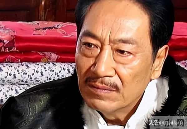 79岁王奎荣弯腰驼背, 小37岁娇妻罕见露脸, 一个动作暴露两人的感情