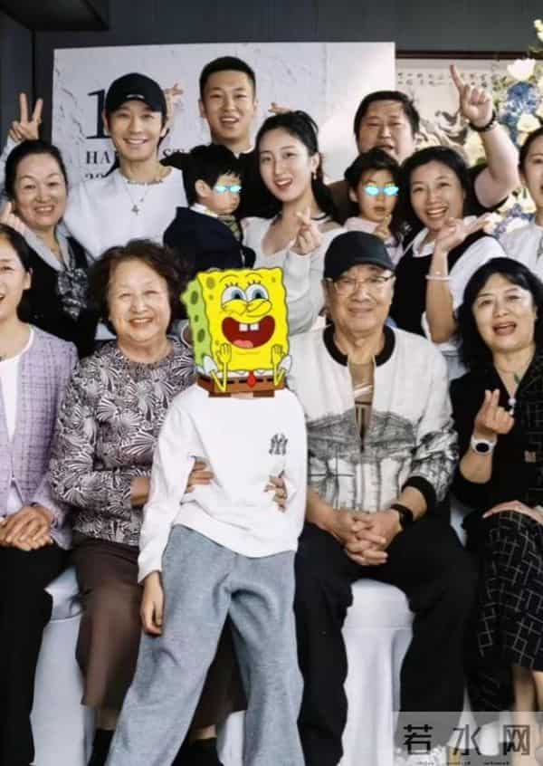 黄晓明带儿子参加生日宴!小海绵被奶奶搂在怀中,8岁大长腿随妈