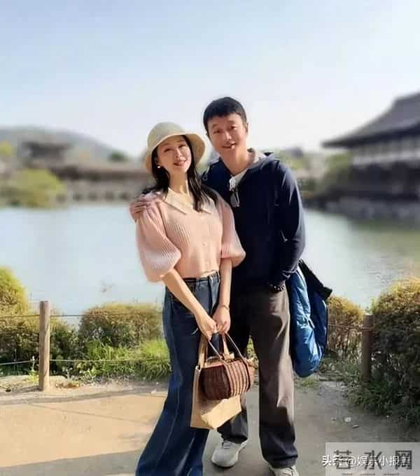 佟大为近况:生活低调,46岁头发稀疏显老气,老婆年轻很会保养