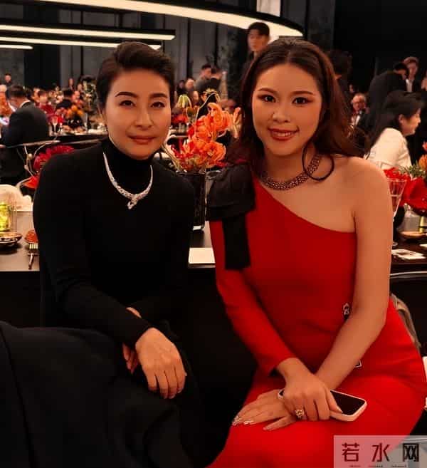 这一夜,露肩装的那英,深V领的朱珠,都输给了全裹出镜的郭晶晶