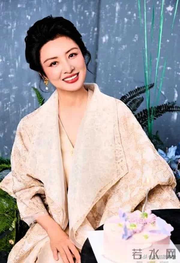 从“央视一姐”到离婚女性，坦言：12年婚姻只剩痛苦