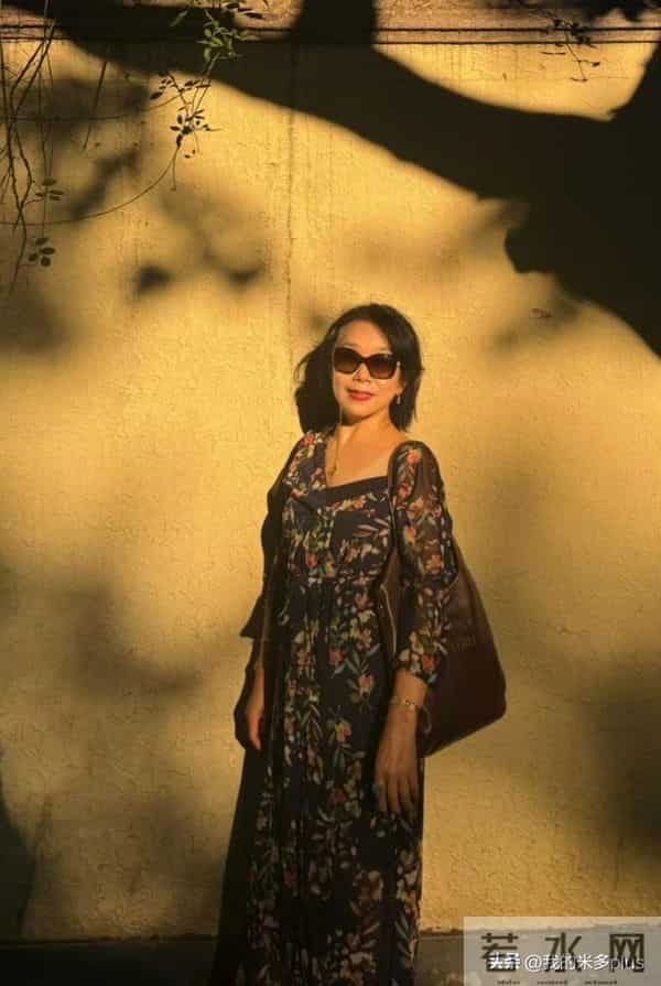 张馨予陪妈妈喝下午茶，何捷岳母戴3万项链很优雅，一家子高颜值