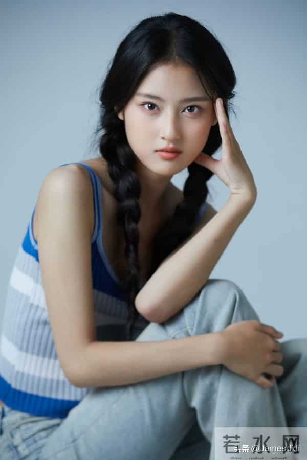 美人胚子 张婉儿 且自带仙气的 妈生脸 精致五官如小巧琼鼻 标志性梨涡