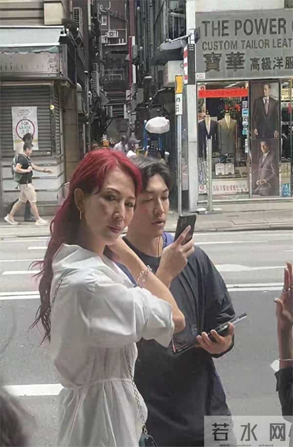 52岁的蔡少芬真实容貌：老气横秋，染红色头发也遮不住头上的白发