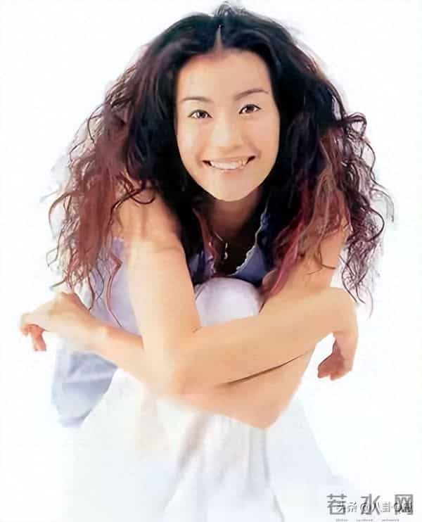 她宁愿单身也不接受谢霆锋,转身嫁豪门生4娃,如今46岁幸福美满