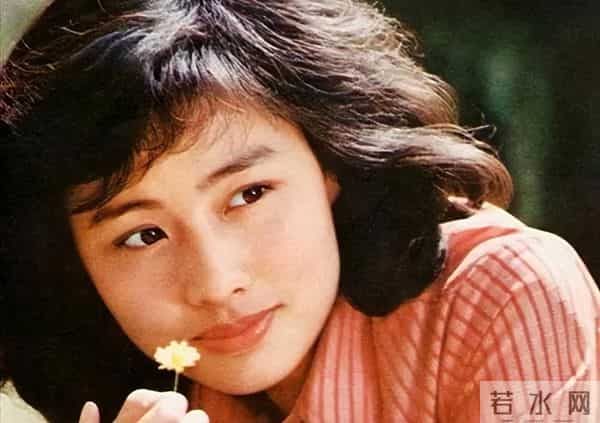 她一嫁演员祝延平,再嫁杜淳老爸杜志国,如今却与儿子相依为命