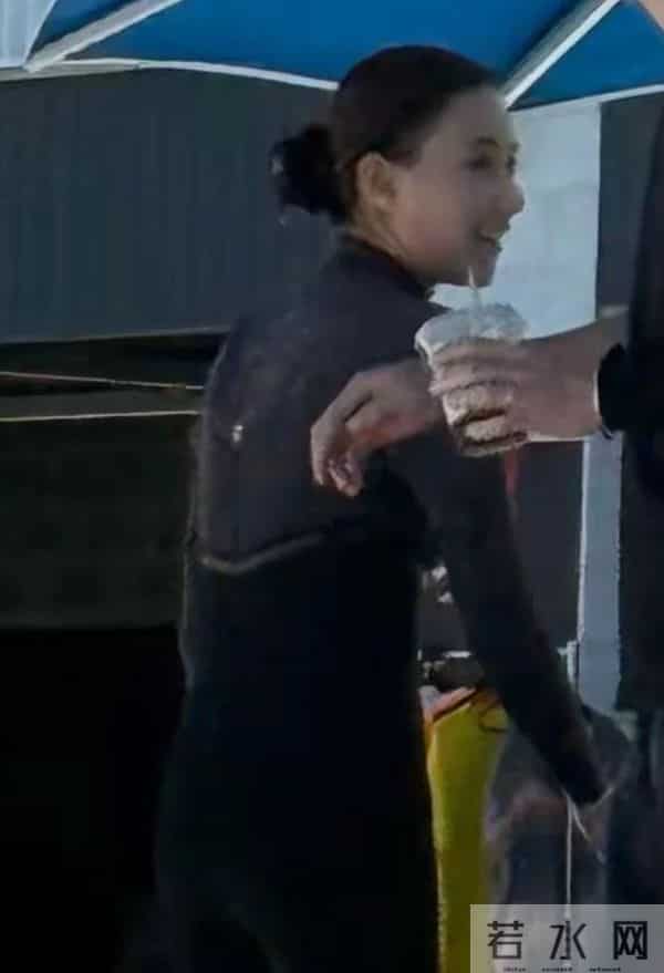 何超莲澳大利亚偶遇，穿紧身裤臀扁又塌，窦骁紧盯娇妻难掩好心情