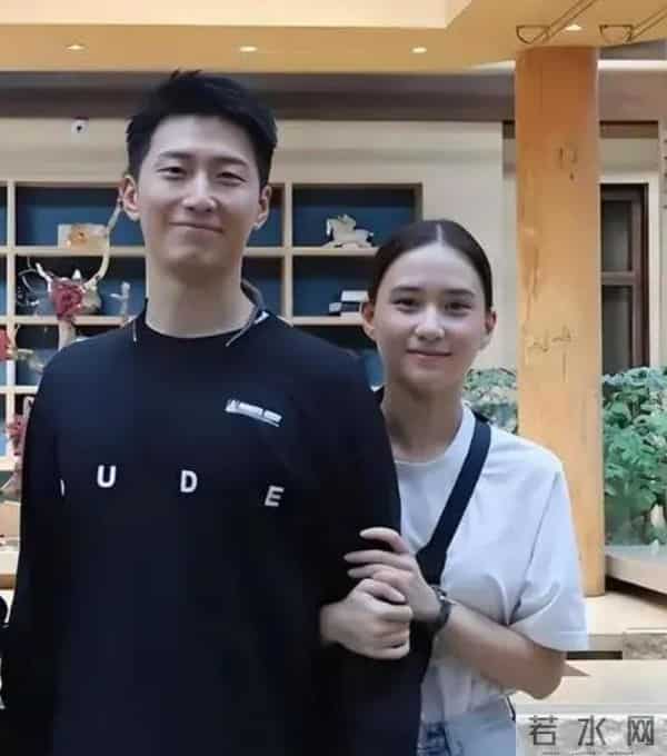 何超莲澳大利亚偶遇，穿紧身裤臀扁又塌，窦骁紧盯娇妻难掩好心情