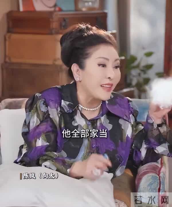 何超莲澳大利亚偶遇，穿紧身裤臀扁又塌，窦骁紧盯娇妻难掩好心情