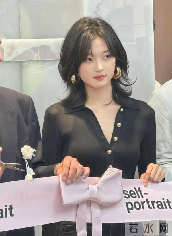 孙千不愧是丝袜狂魔，这气质拿捏了粉丝的心，又瘦又有女人味